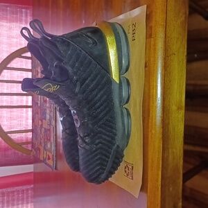 Lebron 16 I'm King